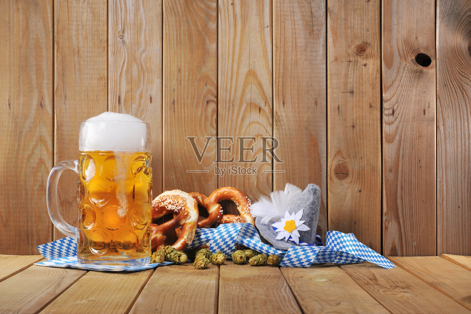 巴伐利亚软椒盐卷饼配啤酒照片摄影图片