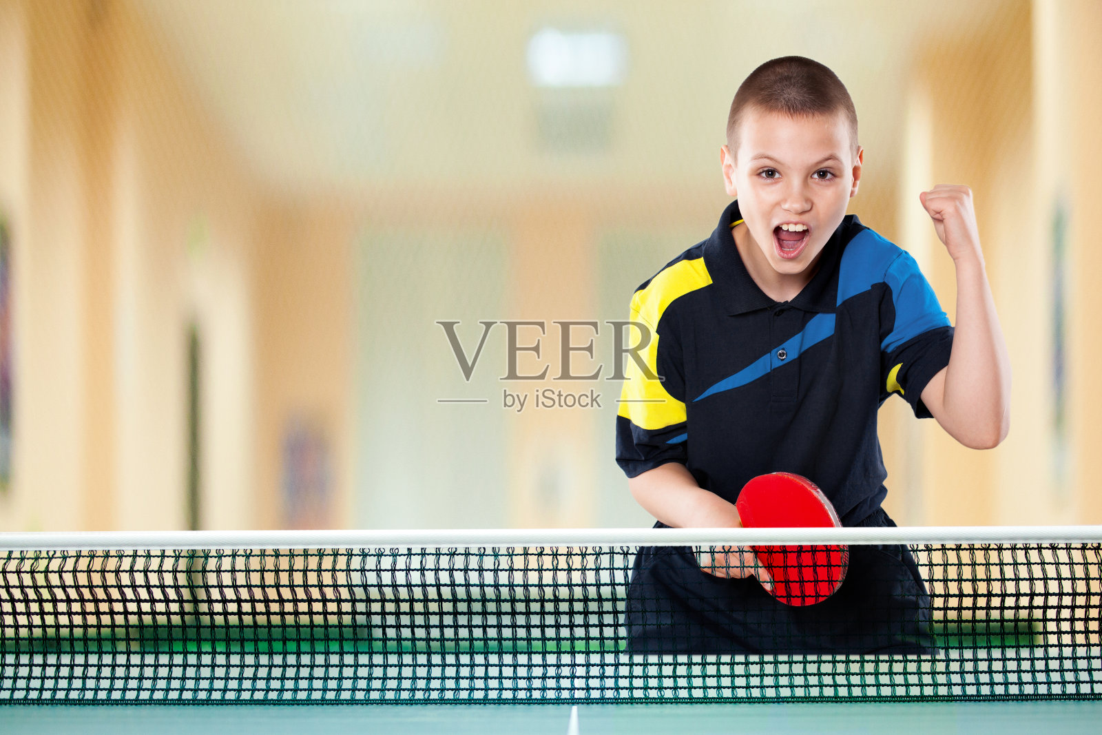 小男孩庆祝完美的乒乓球胜利照片摄影图片