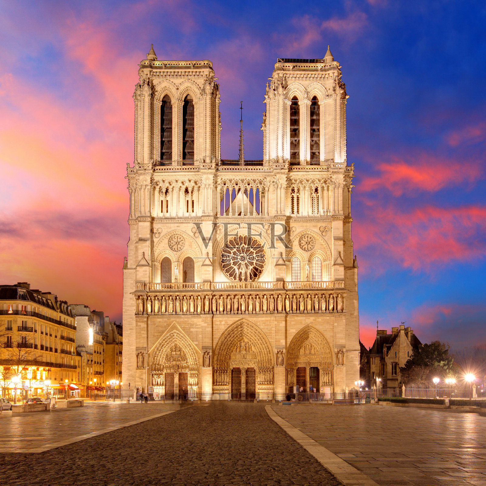 明亮的巴黎圣母院照片摄影图片