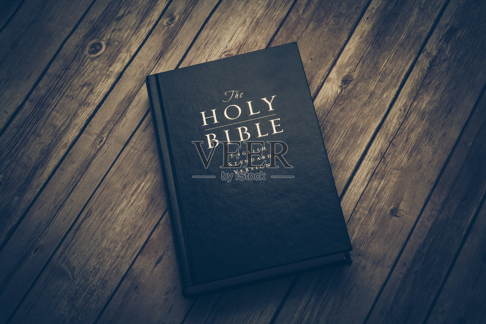 圣经放在木桌上照片摄影图片