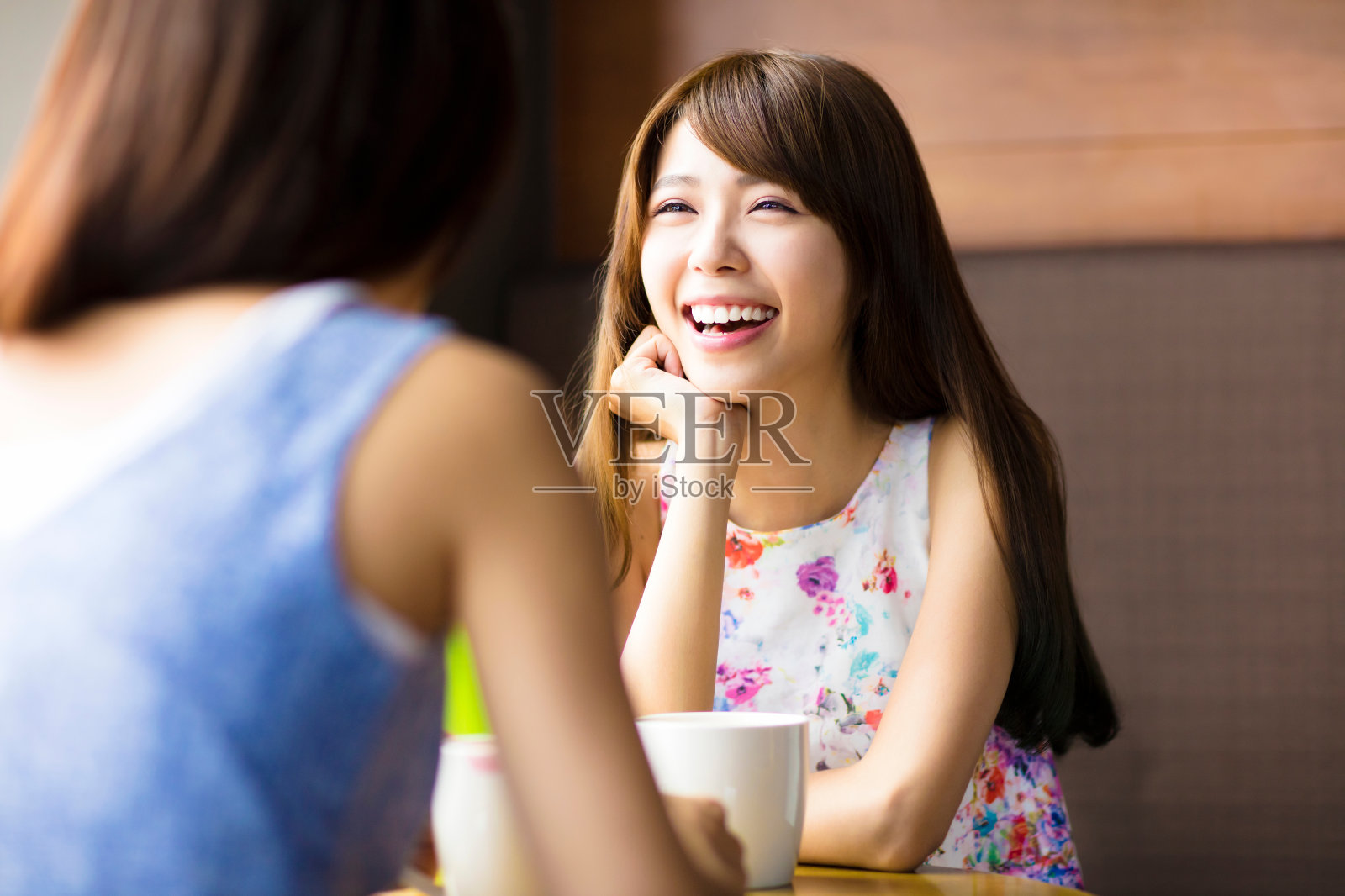 两个年轻女人在咖啡店聊天照片摄影图片