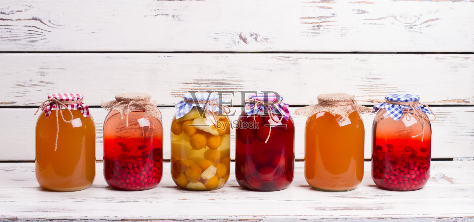玻璃罐中的水果饮料罐头。照片摄影图片
