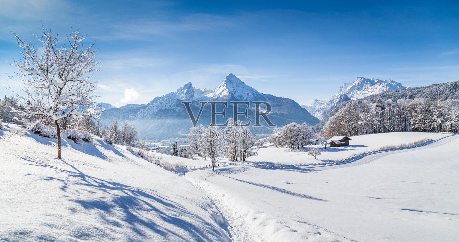 冬季的仙境风景和阿尔卑斯山的徒步旅行路线照片摄影图片