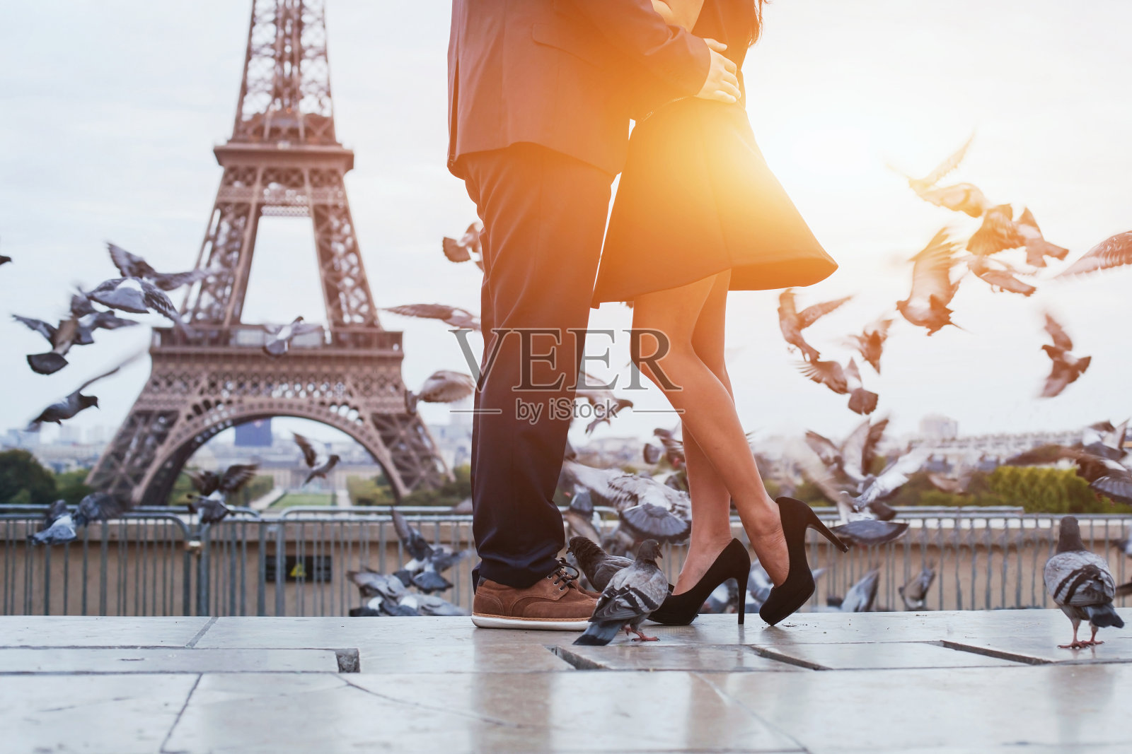 在巴黎埃菲尔铁塔附近的一对夫妇照片摄影图片