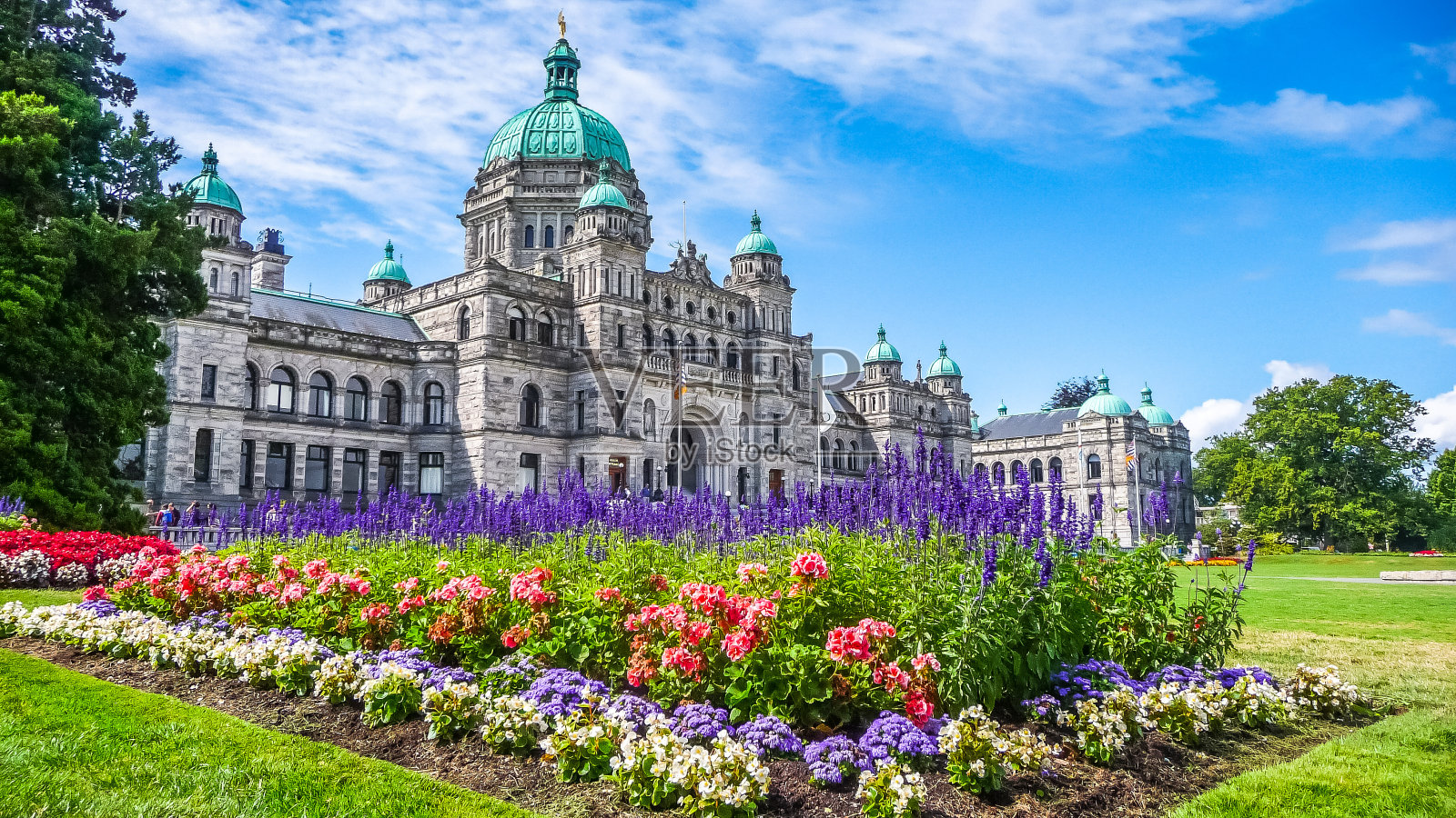 维多利亚历史悠久的议会大楼，五颜六色的花朵，BC，加拿大照片摄影图片
