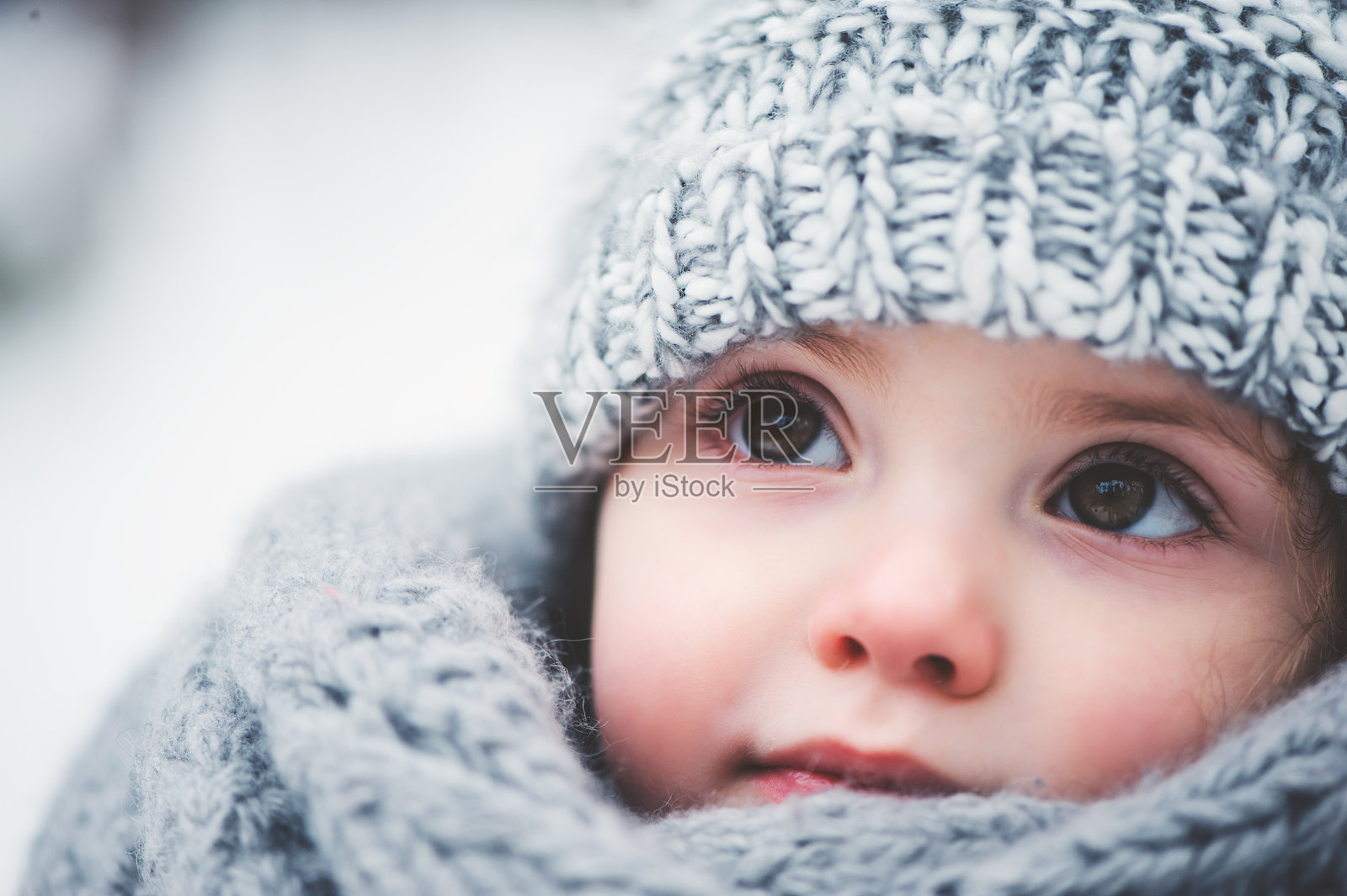 梦幻舒适的室外肖像蹒跚学步的孩子女孩在冬天照片摄影图片