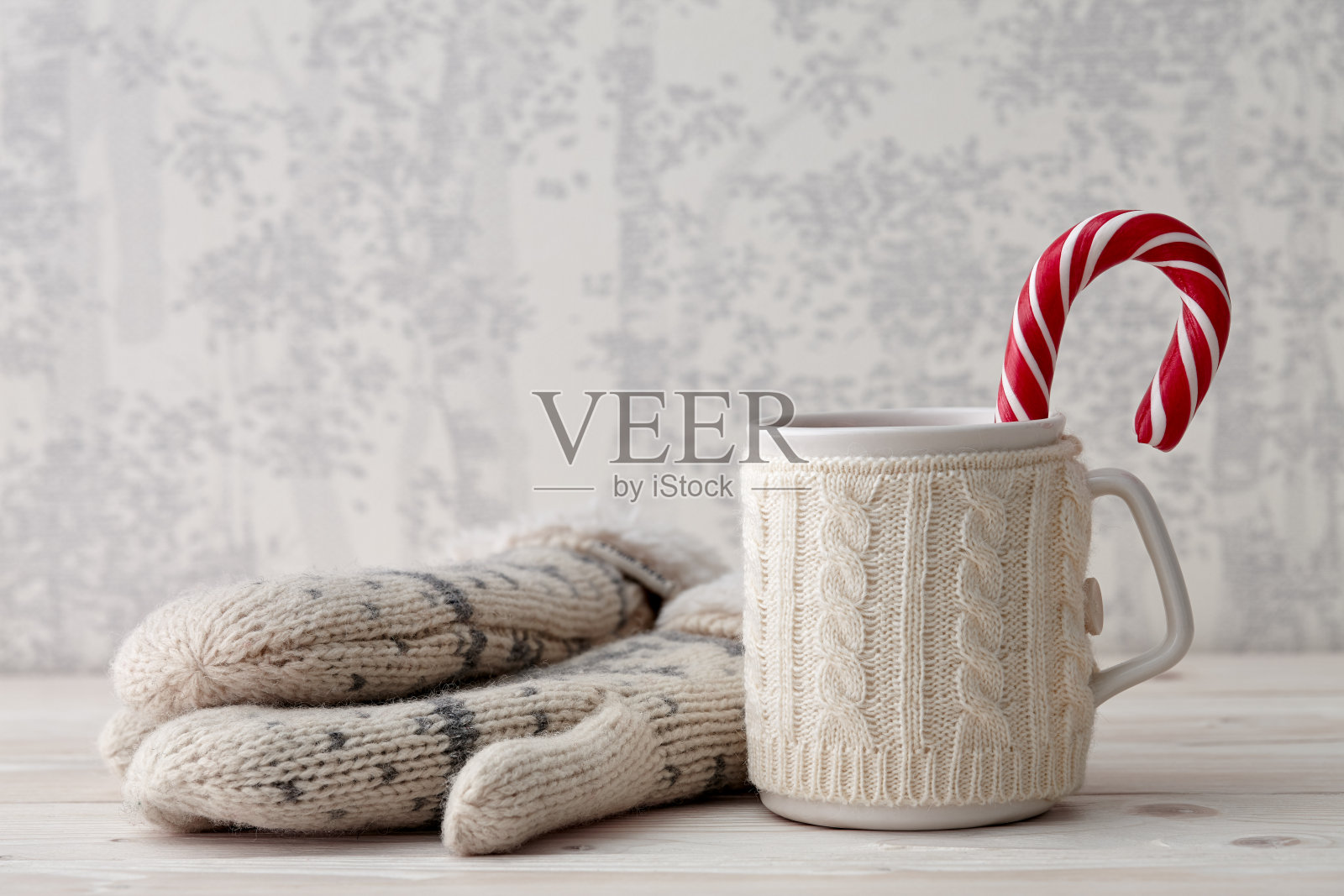 编织的冬季杯与糖果手杖照片摄影图片