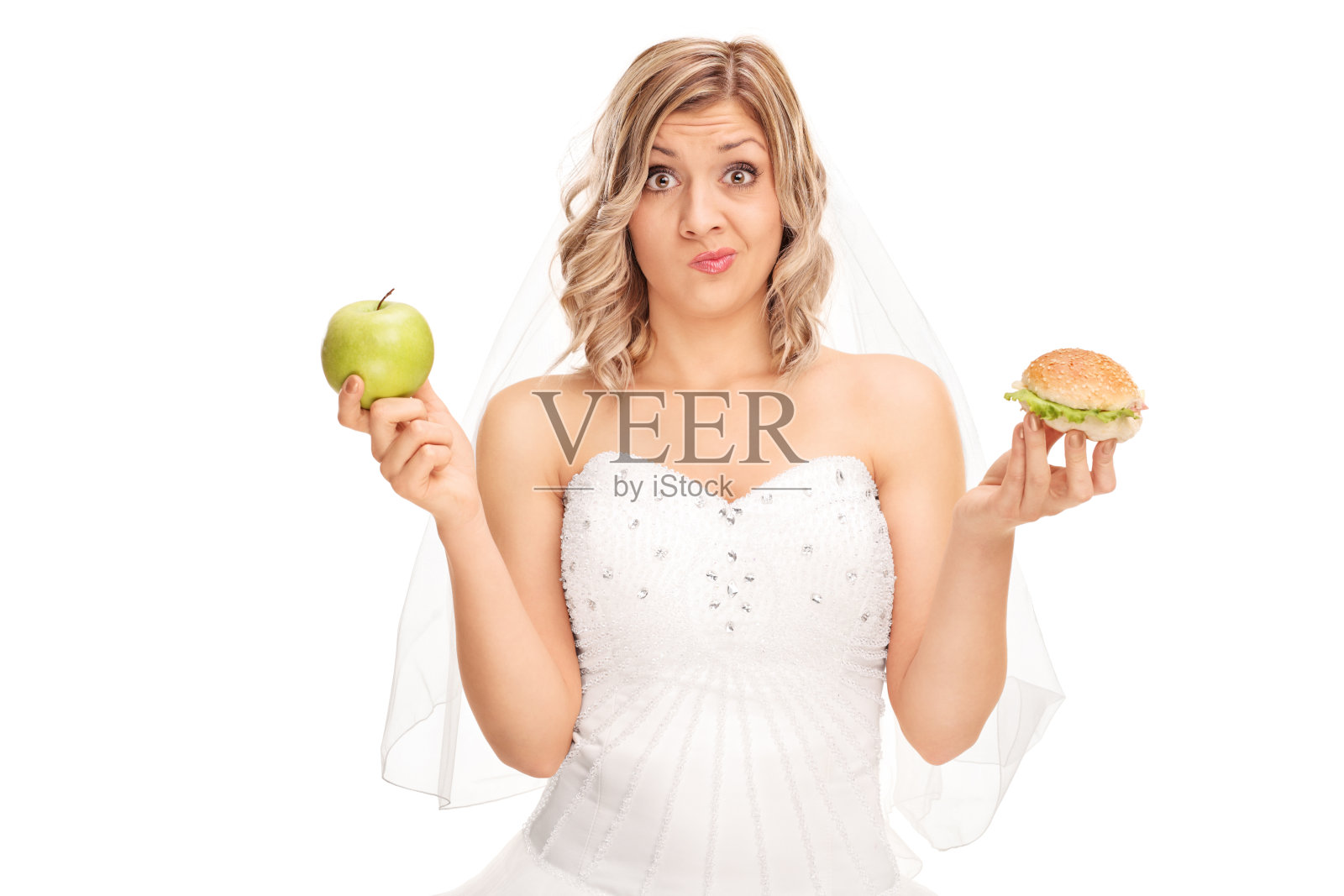 新娘拿着一个苹果和一个汉堡照片摄影图片