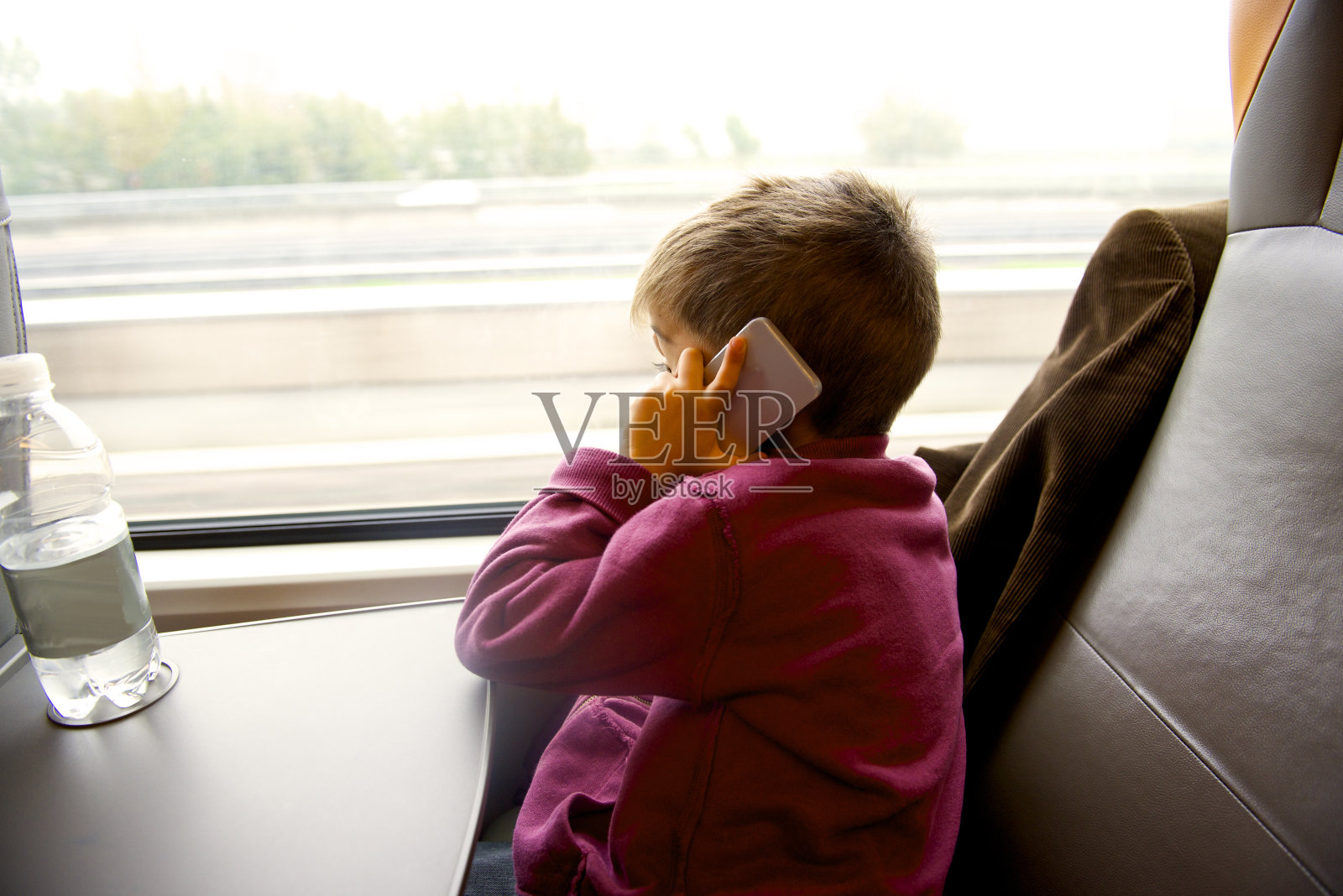 火车上的男孩在叫照片摄影图片