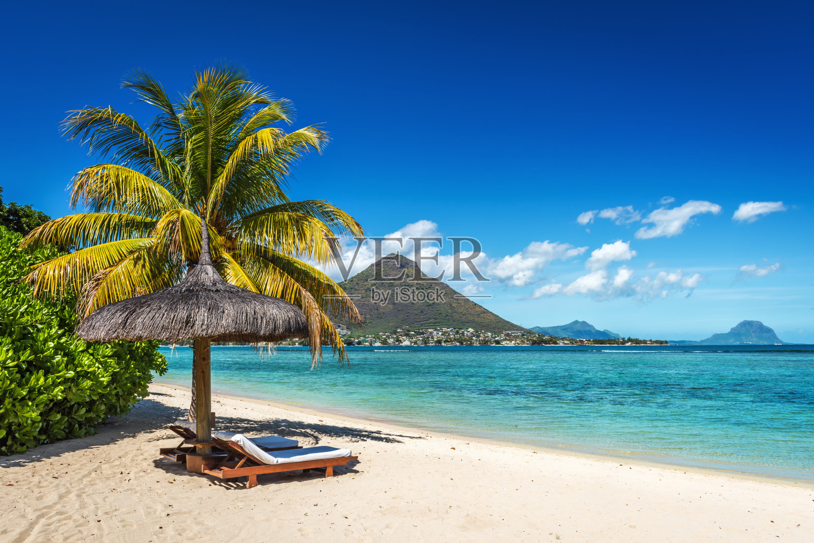 毛里求斯热带海滩上的躺椅和雨伞照片摄影图片