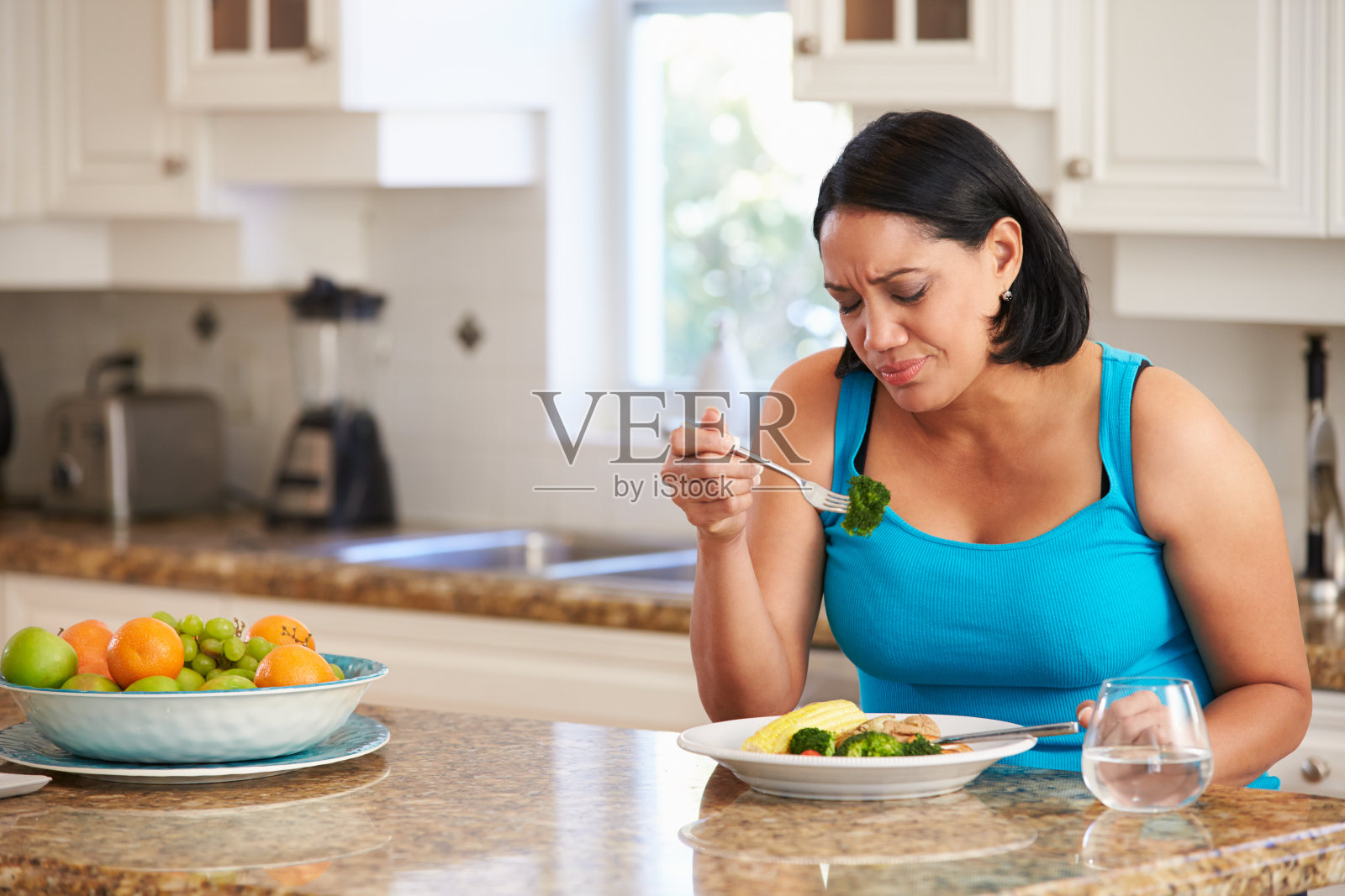 受够了超重女人在厨房吃健康食品照片摄影图片