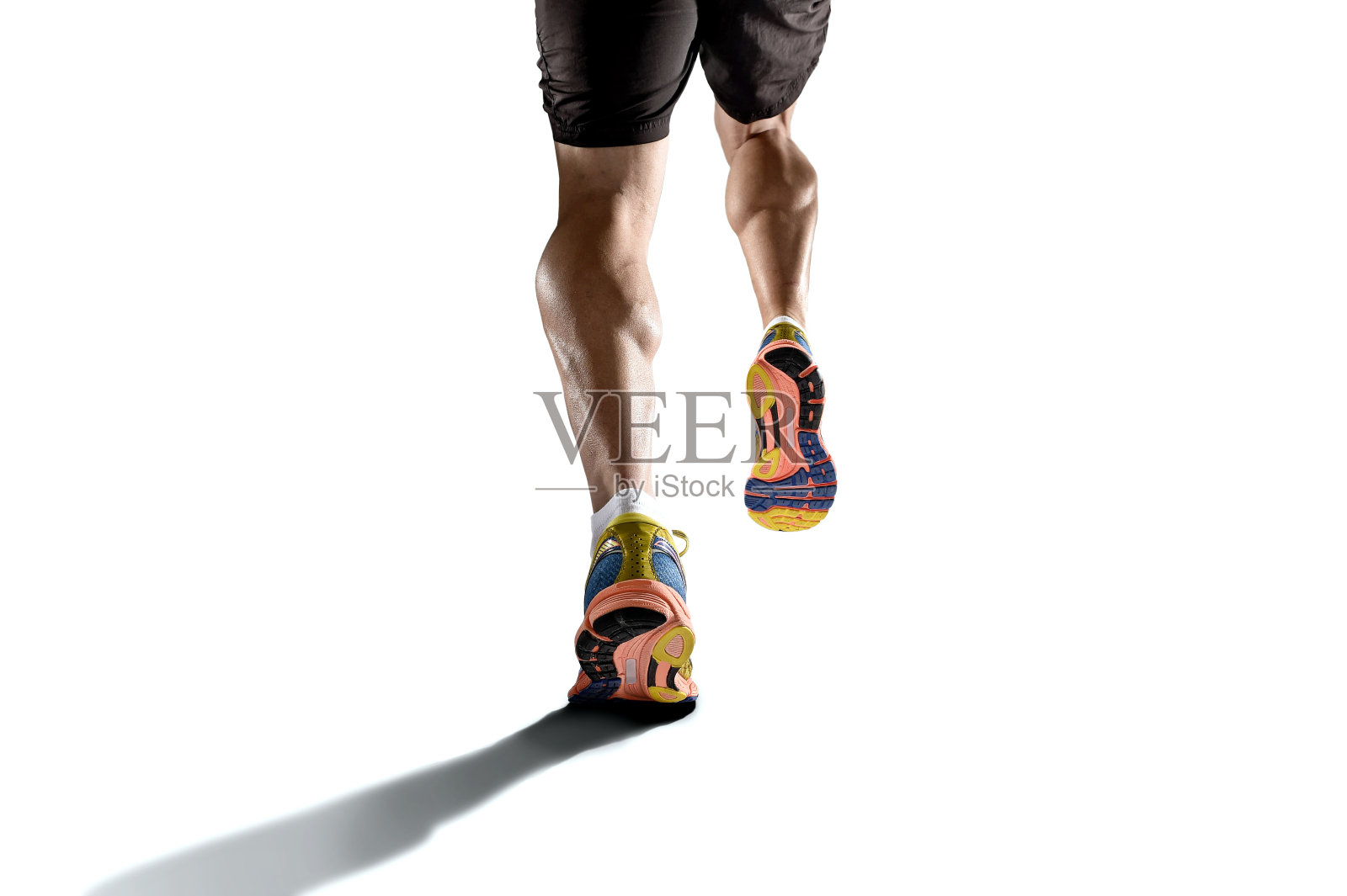 强壮的运动员腿和撕裂的小腿肌肉运动员跑步照片摄影图片