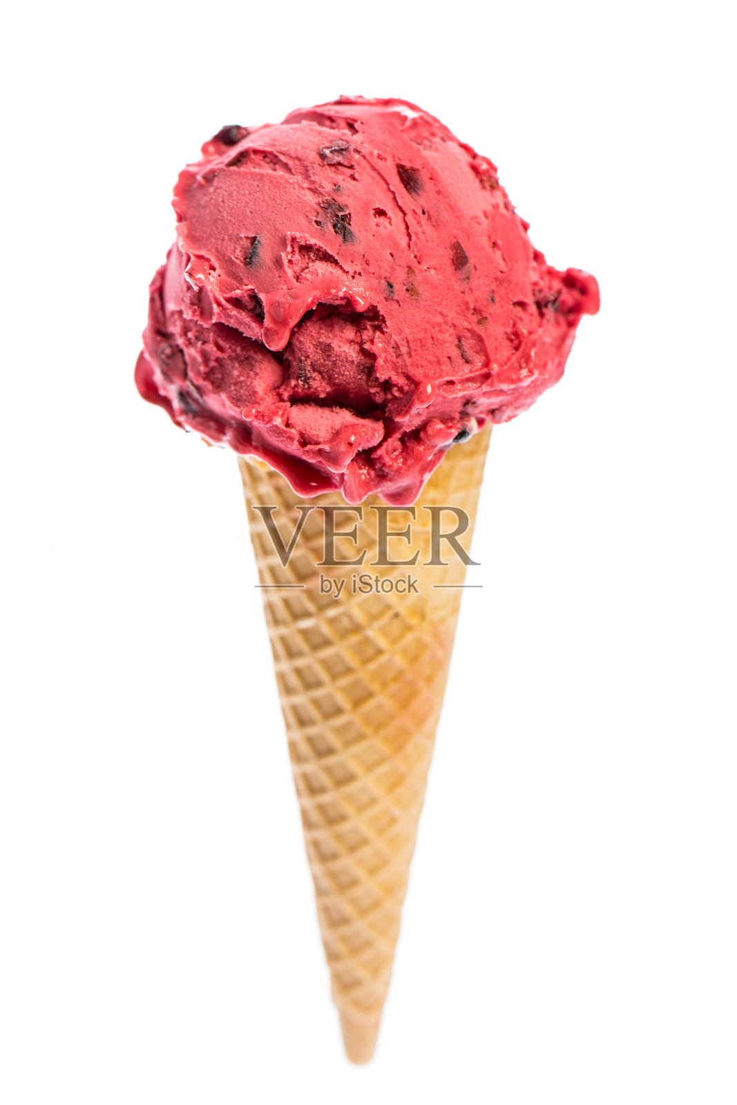 白色背景上孤立的草莓冰淇淋蛋筒照片摄影图片