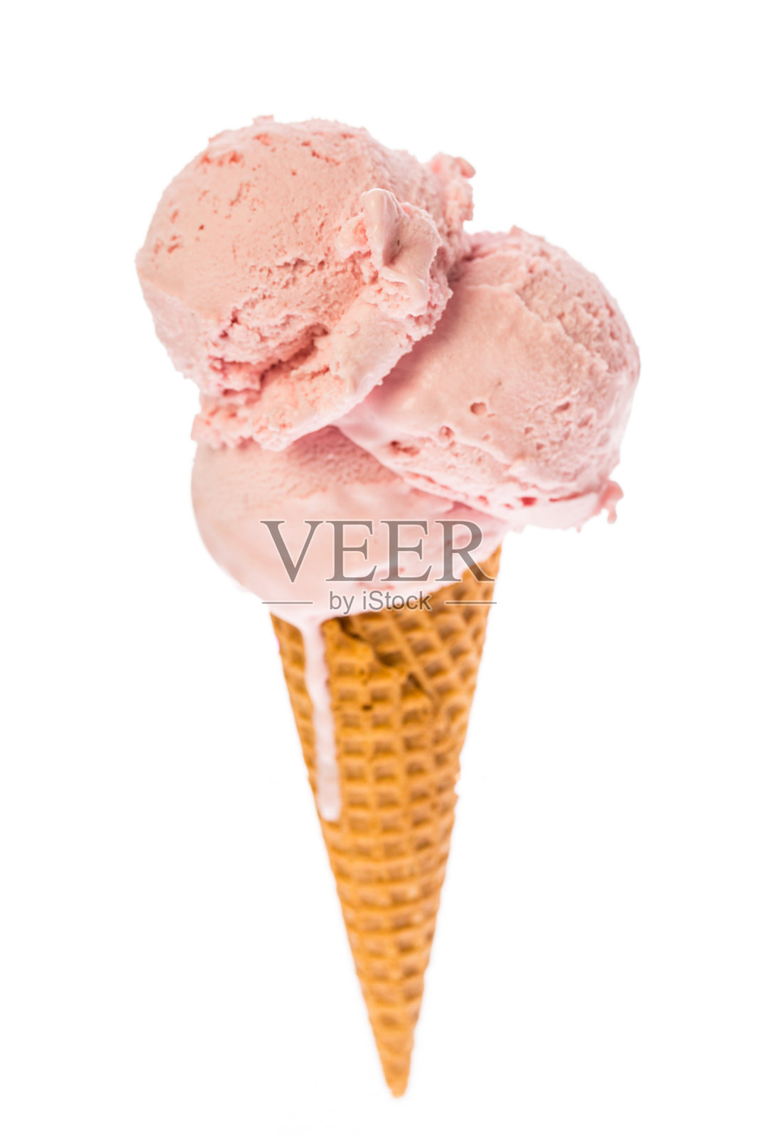 白色背景上的草莓蛋筒冰淇淋照片摄影图片