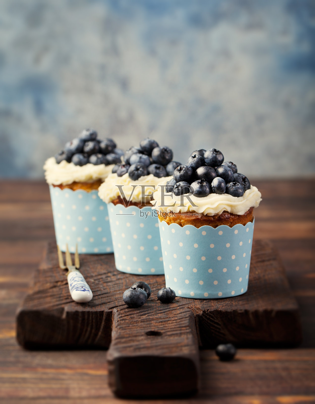 用奶油芝士糖霜和新鲜蓝莓装饰的南瓜纸杯蛋糕照片摄影图片