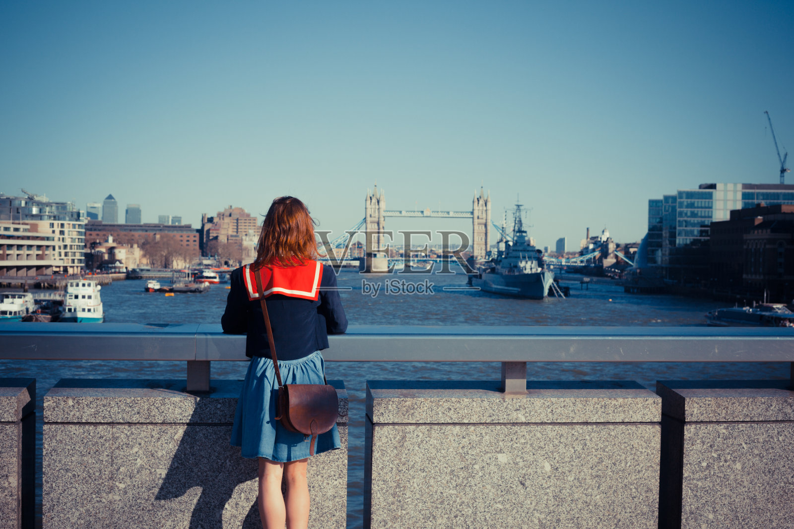 年轻女子正在欣赏伦敦的天际线照片摄影图片