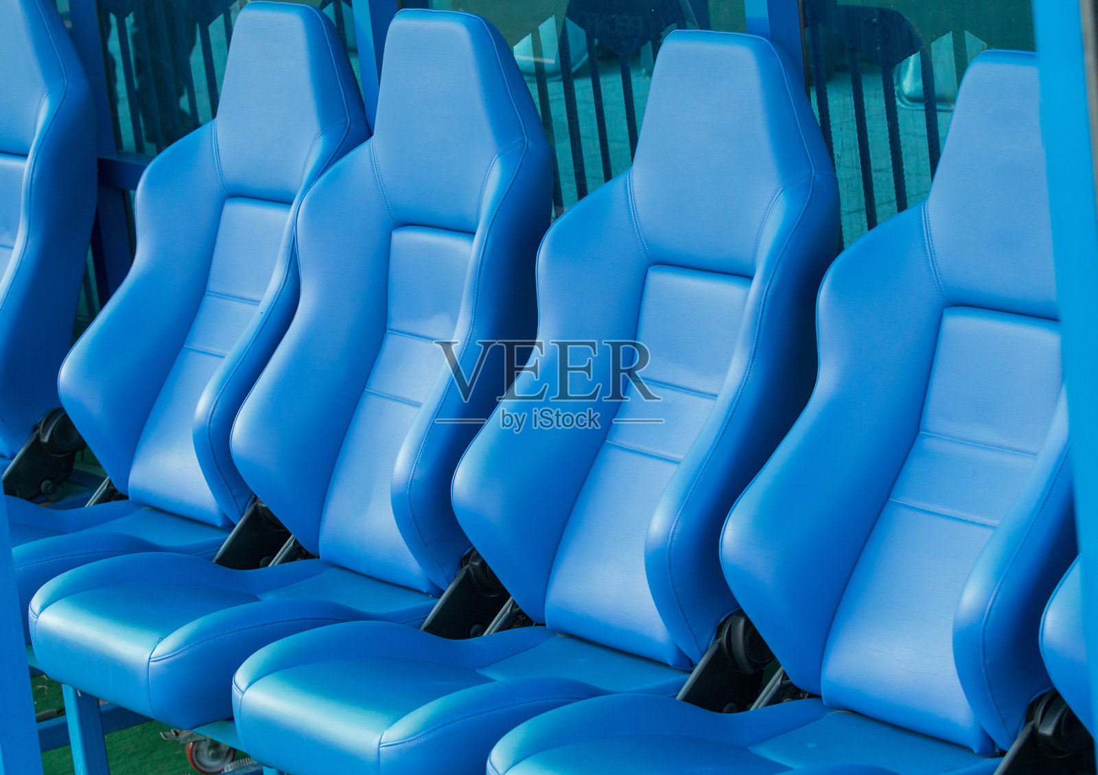 空的教练和预留的蓝色长凳在足球场照片摄影图片