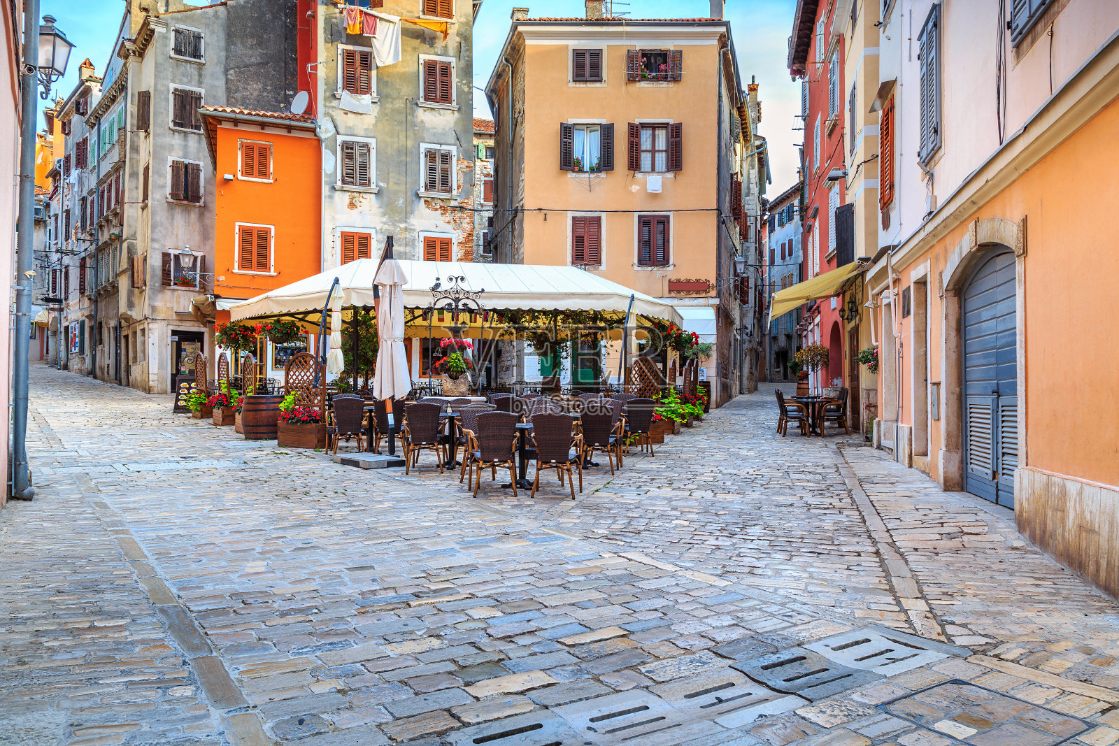 欧洲罗维尼的中世纪克罗地亚老街，街道上有咖啡馆照片摄影图片