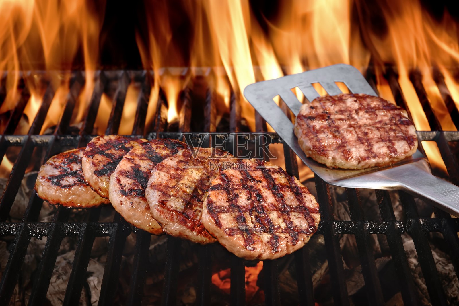 牛肉汉堡在热燃烧的烧烤木炭烤架上照片摄影图片