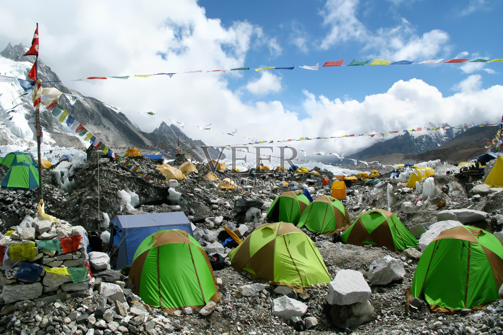 尼泊尔珠穆朗玛峰地区珠峰大本营的彩色帐篷照片摄影图片