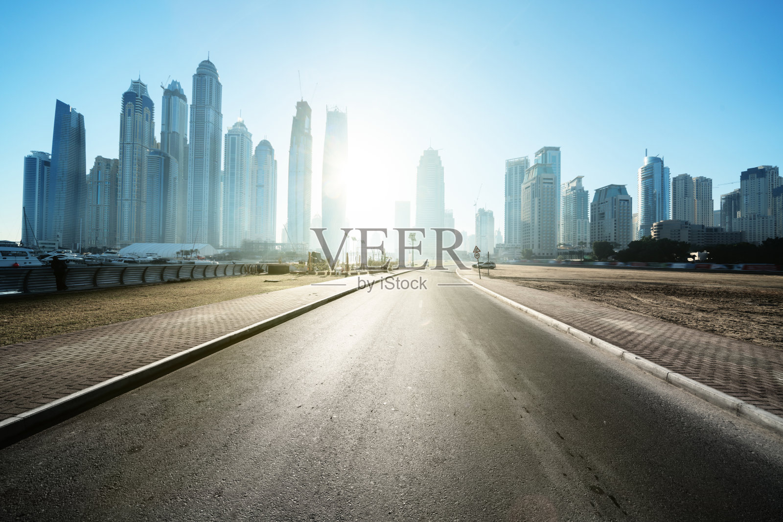 阿拉伯联合酋长国迪拜的一条公路照片摄影图片