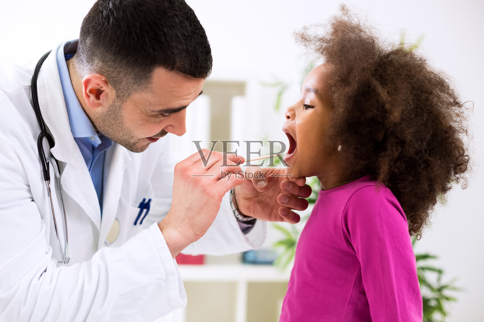 儿科医生检查可爱的微笑非洲女孩，喉咙病照片摄影图片