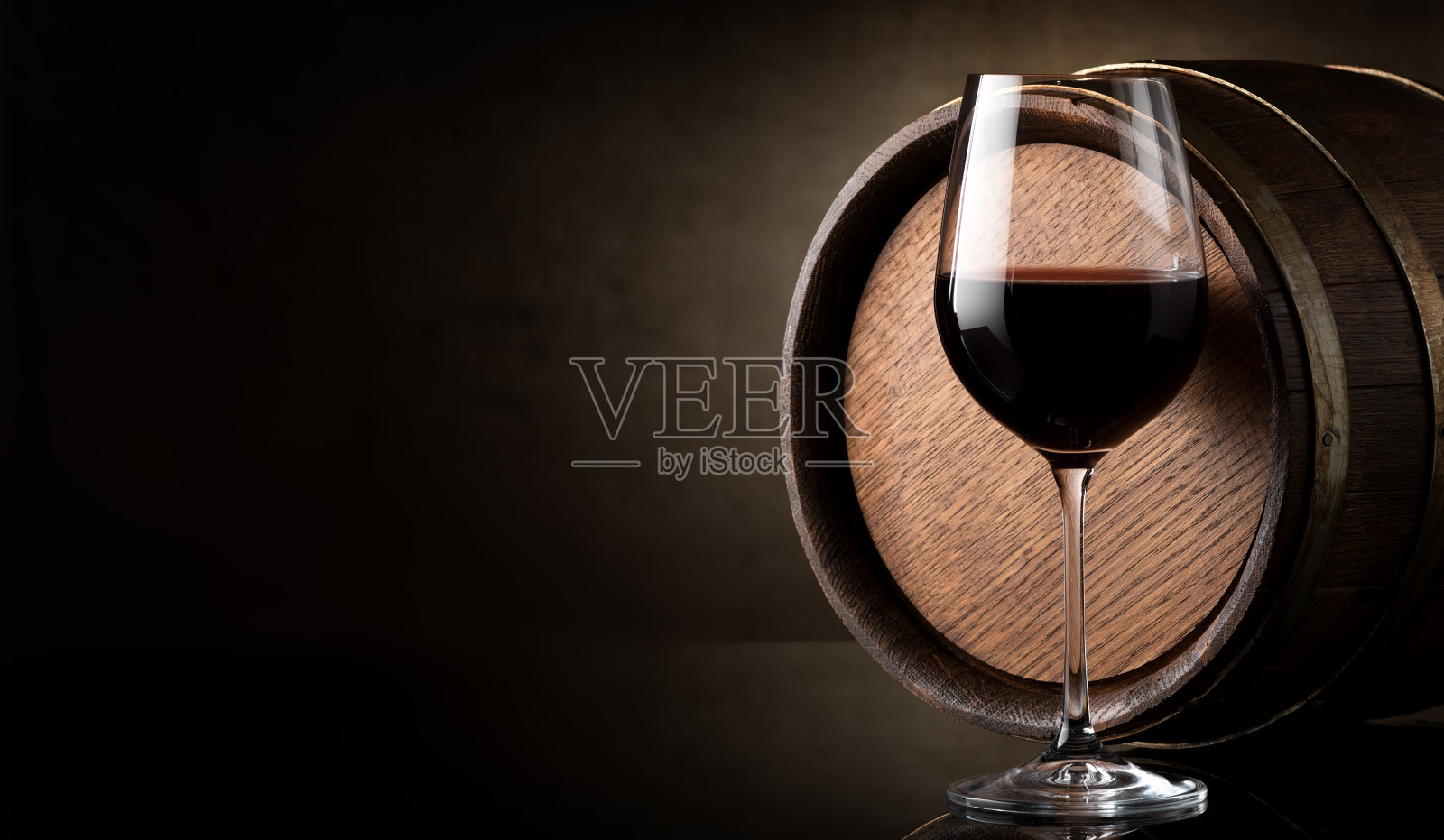 葡萄酒在棕色照片摄影图片