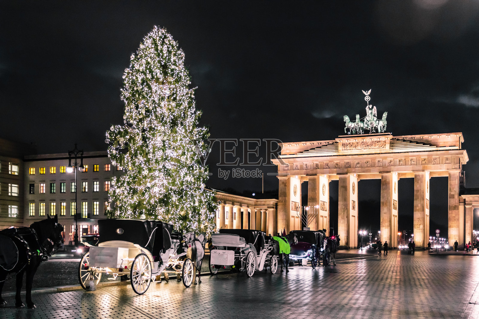 德国柏林圣诞节时的勃兰登堡门照片摄影图片