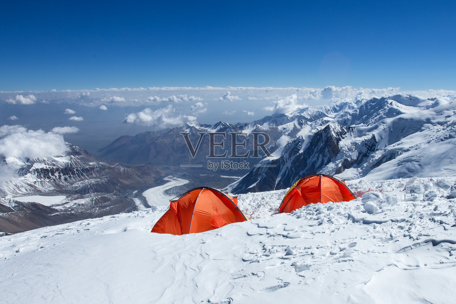 冬天在山上搭帐篷照片摄影图片