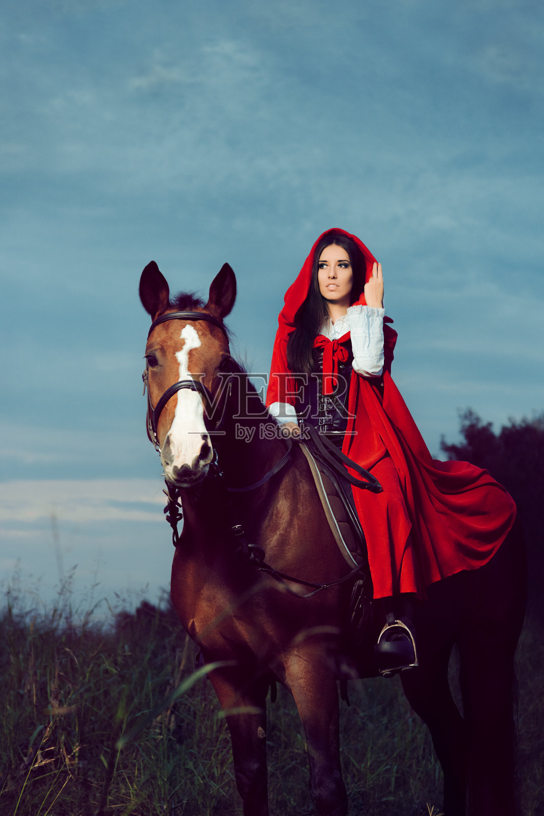 红头巾公主骑马照片摄影图片