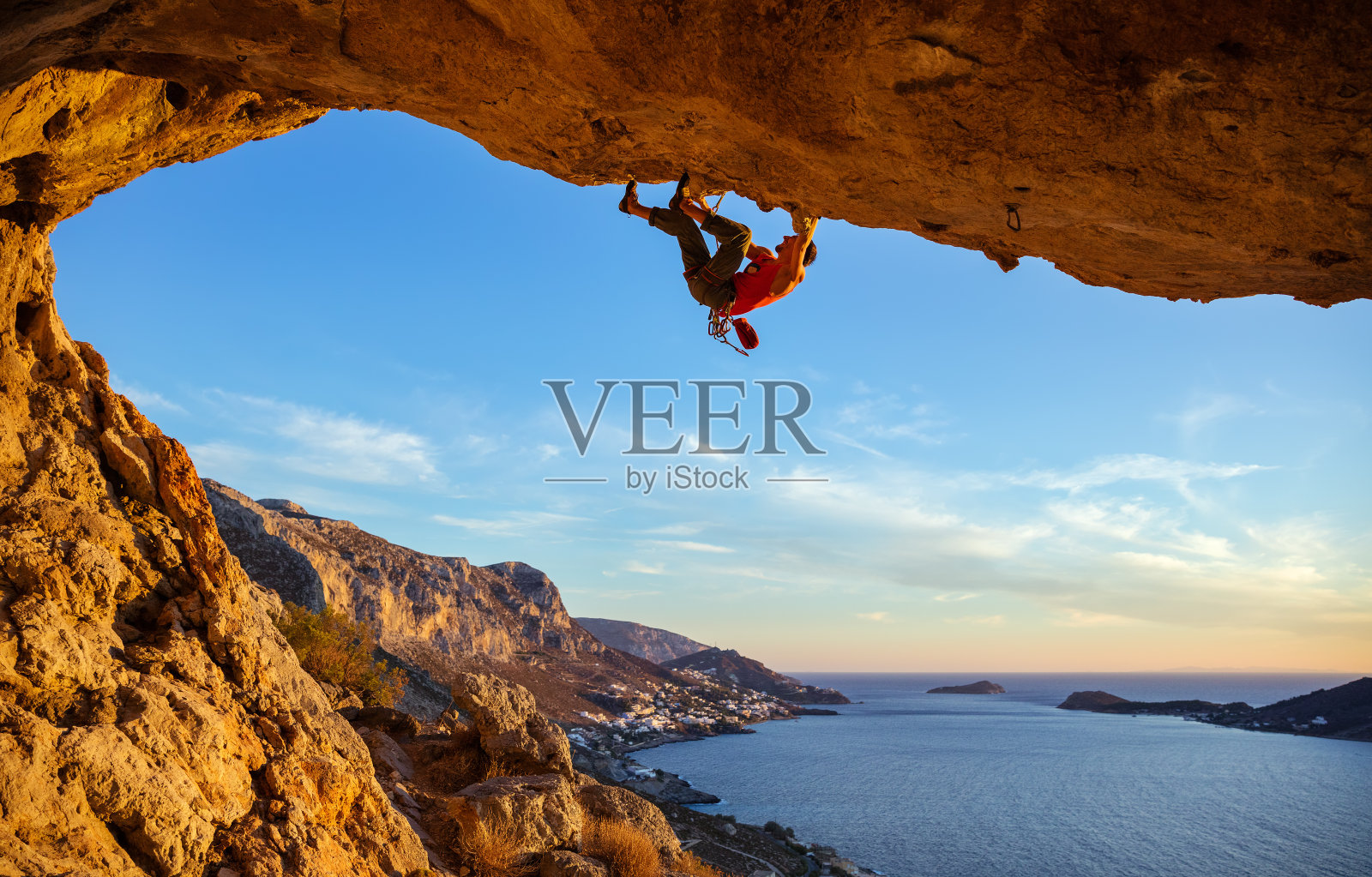 男性攀登者在突出的岩石上照片摄影图片