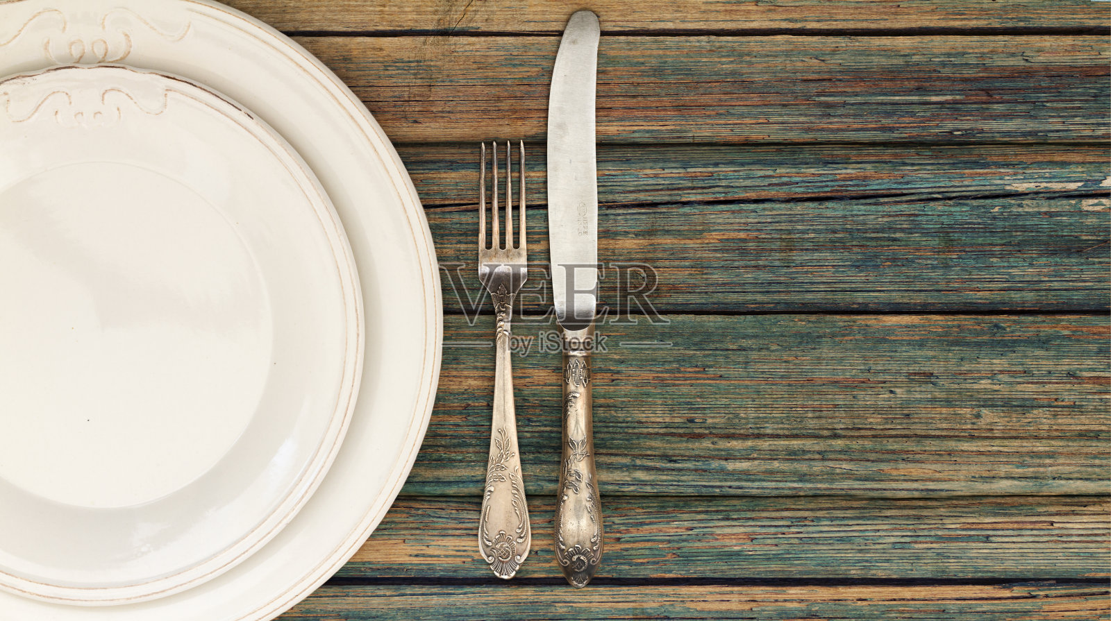 盘子和餐具的餐桌摆设照片摄影图片
