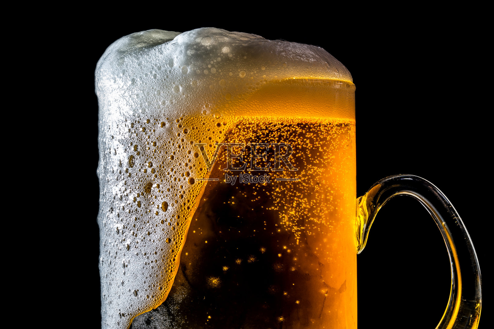 啤酒溢出大玻璃杯，泡沫和泡沫孤立照片摄影图片