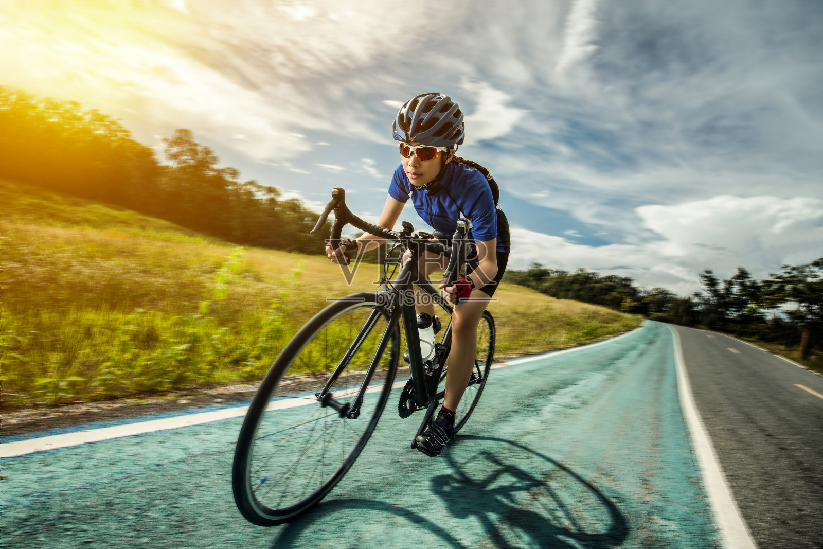 妇女骑自行车户外锻炼自行车道照片摄影图片