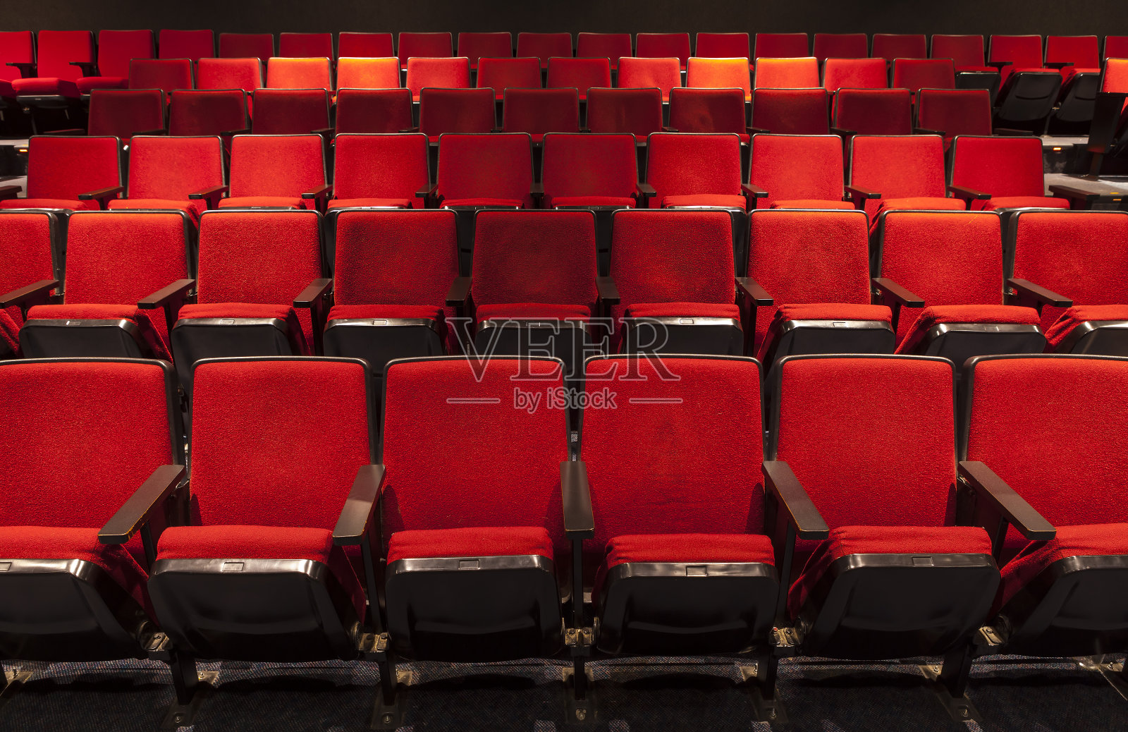 一排排的红色剧院座位照片摄影图片