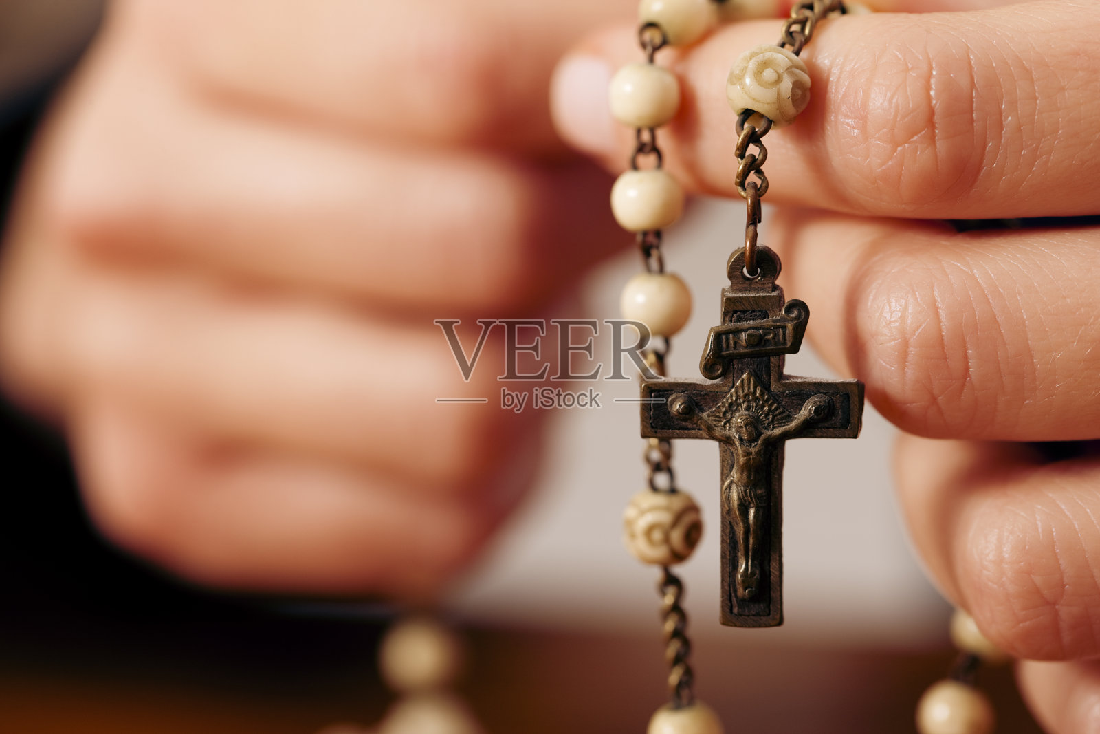 用念珠向上帝祈祷的女人照片摄影图片
