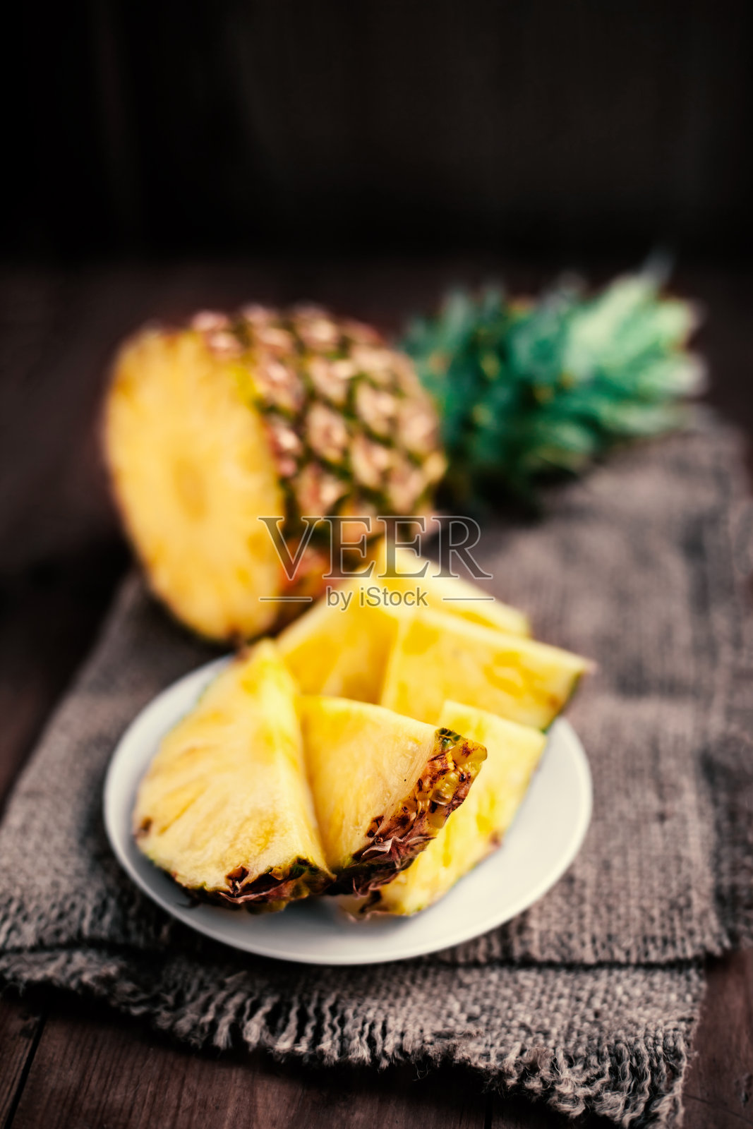 热带水果菠萝/木桌上的香蕉片/乡村的照片摄影图片