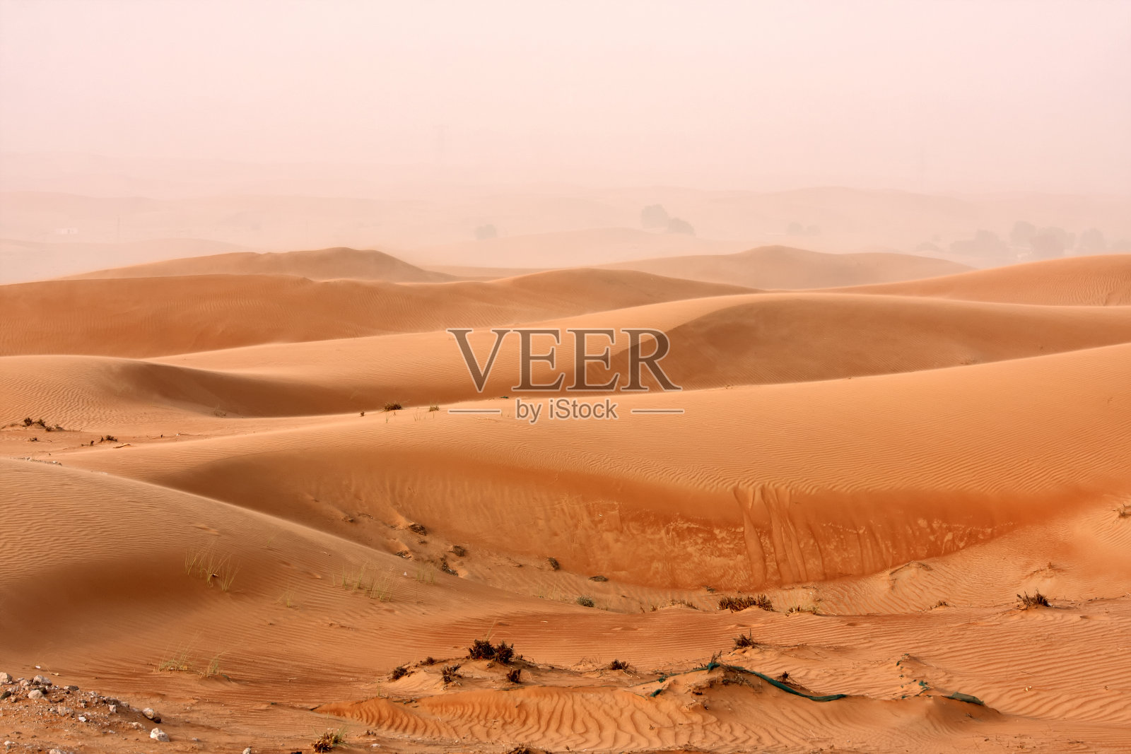迪拜附近的沙丘有沙尘暴照片摄影图片
