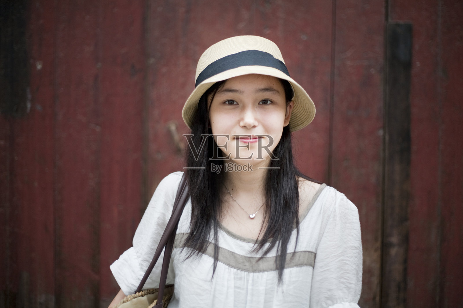 亚洲美女站在红木门前照片摄影图片