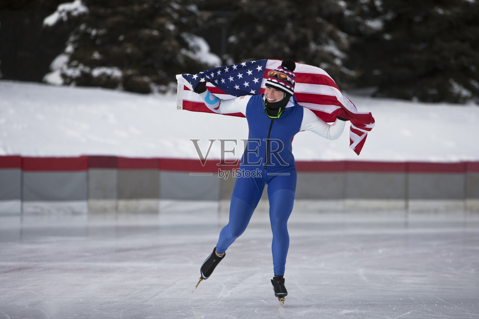 速滑选手在胜利圈举着美国国旗。照片摄影图片