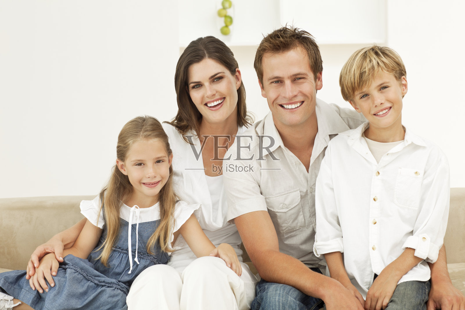 微笑的家人坐在沙发上照片摄影图片