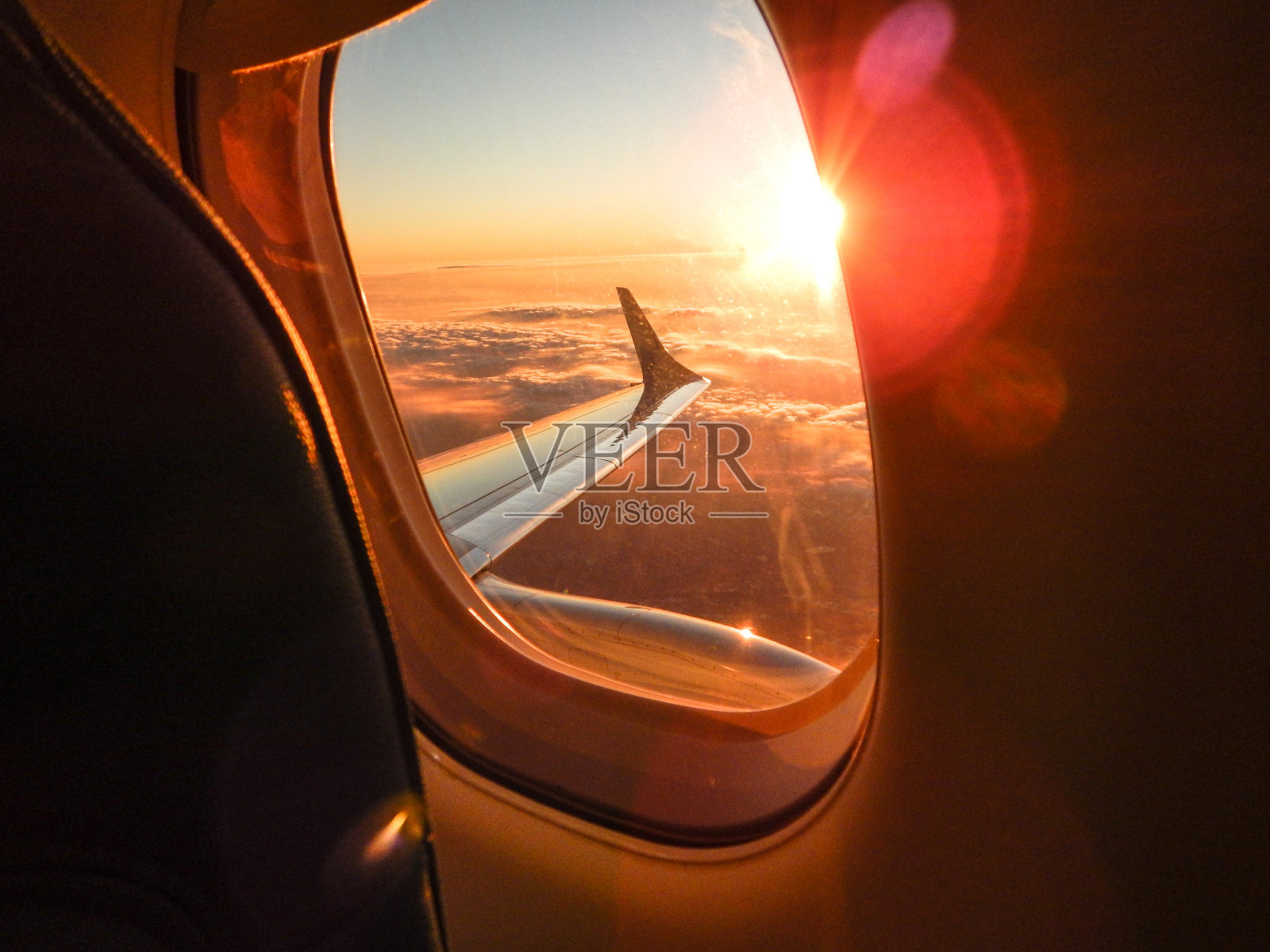 从飞机舷窗射来的阳光照片摄影图片