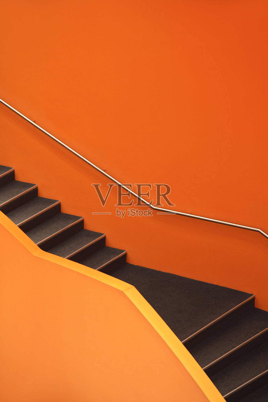 楼梯，抽象的橙色楼梯照片摄影图片