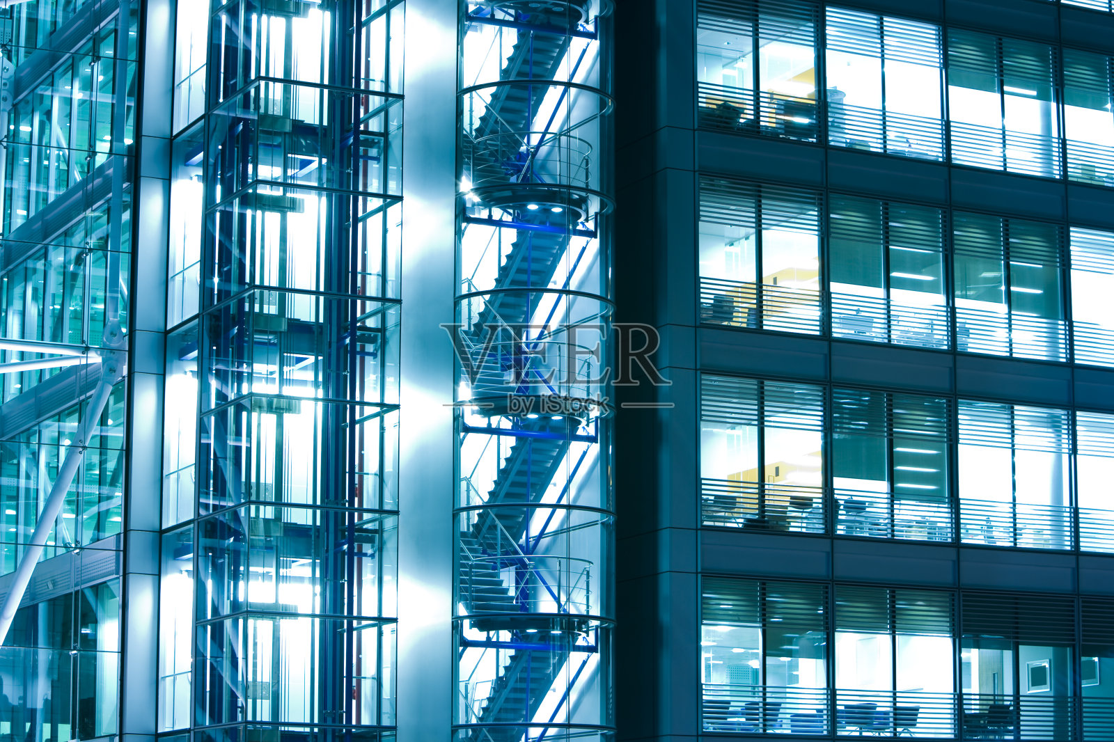 英国伦敦，夜晚灯火通明的办公楼照片摄影图片
