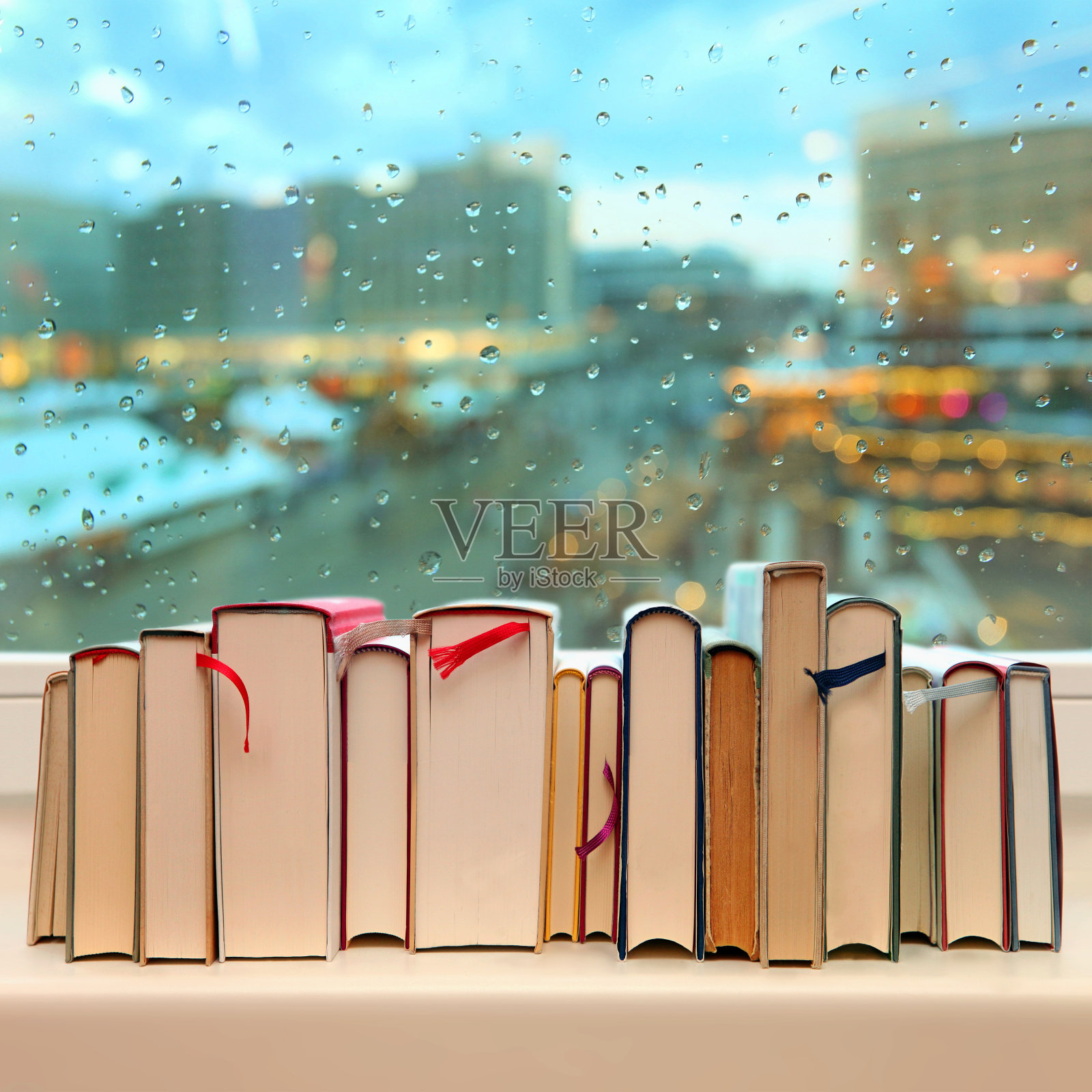 下雨天，书排列在窗台的架子上照片摄影图片