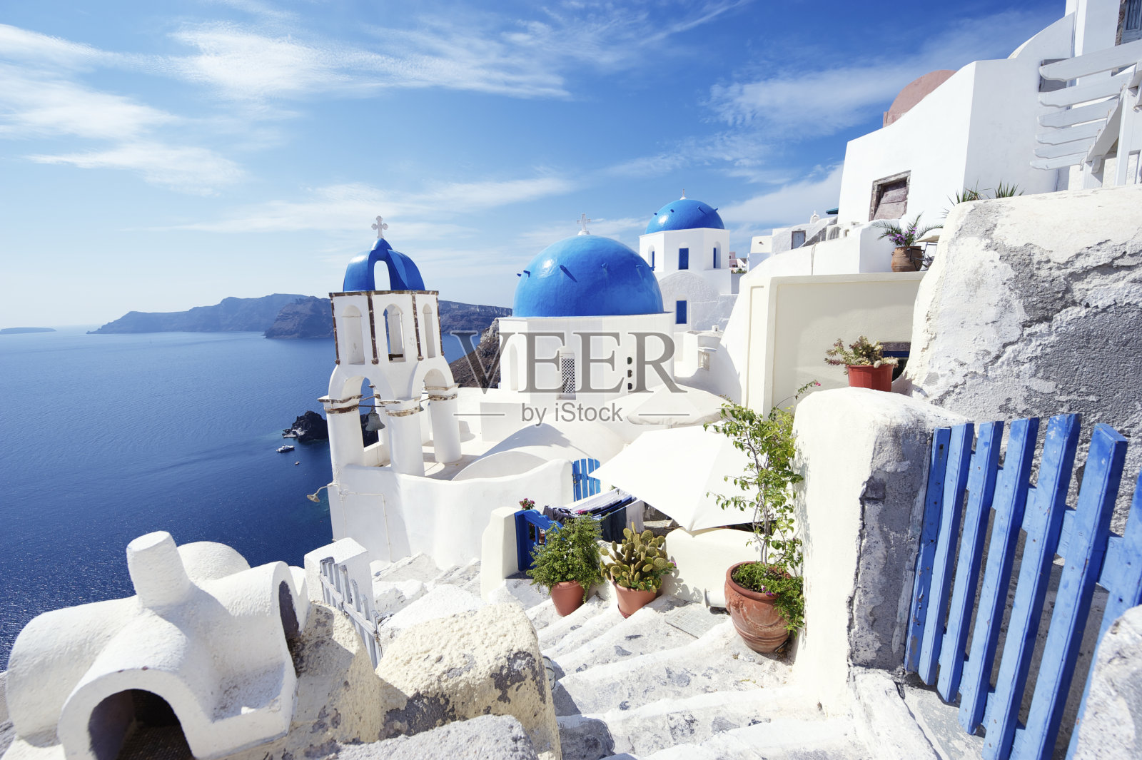 希腊圣托里尼岛清晨蓝色大门俯瞰地中海照片摄影图片