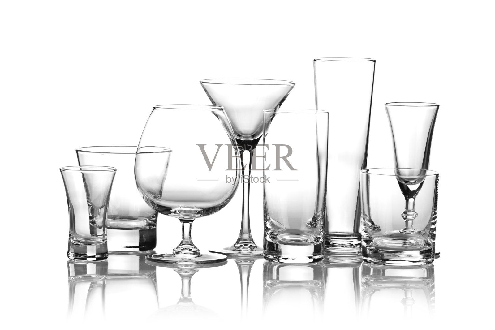 在白色背景上用于酒精饮料的玻璃杯的收集照片摄影图片