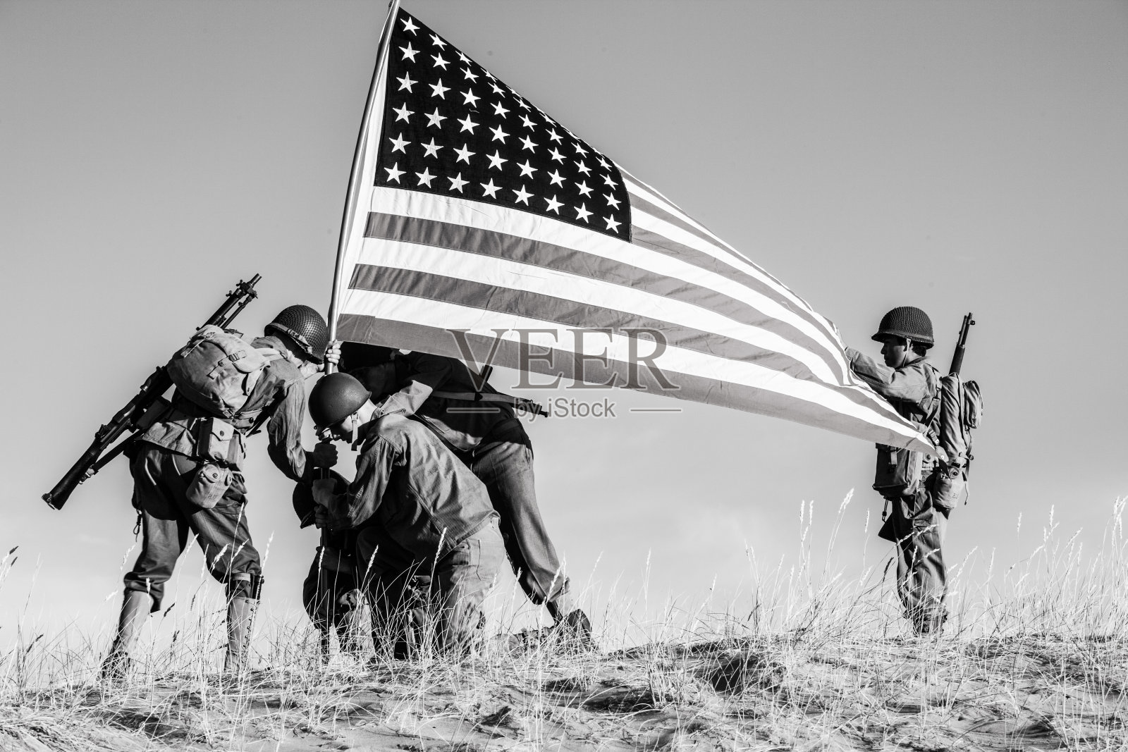 士兵们升起美国国旗照片摄影图片