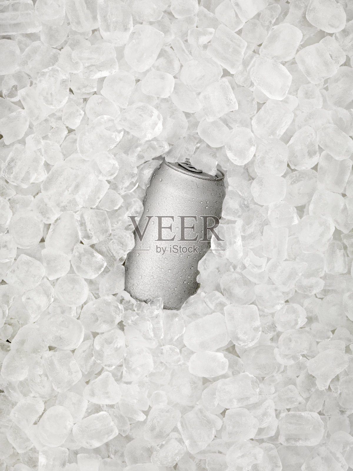 冰啤酒罐覆盖在冰滴上照片摄影图片