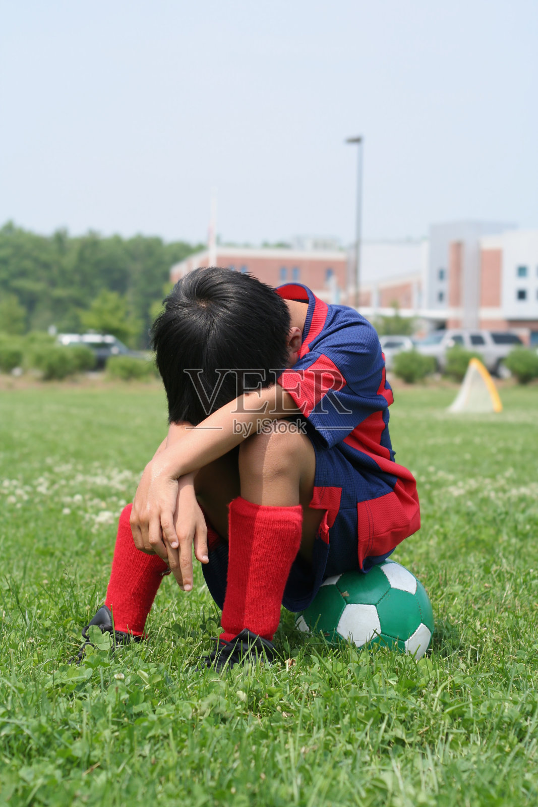 足球训练中休息的孩子照片摄影图片